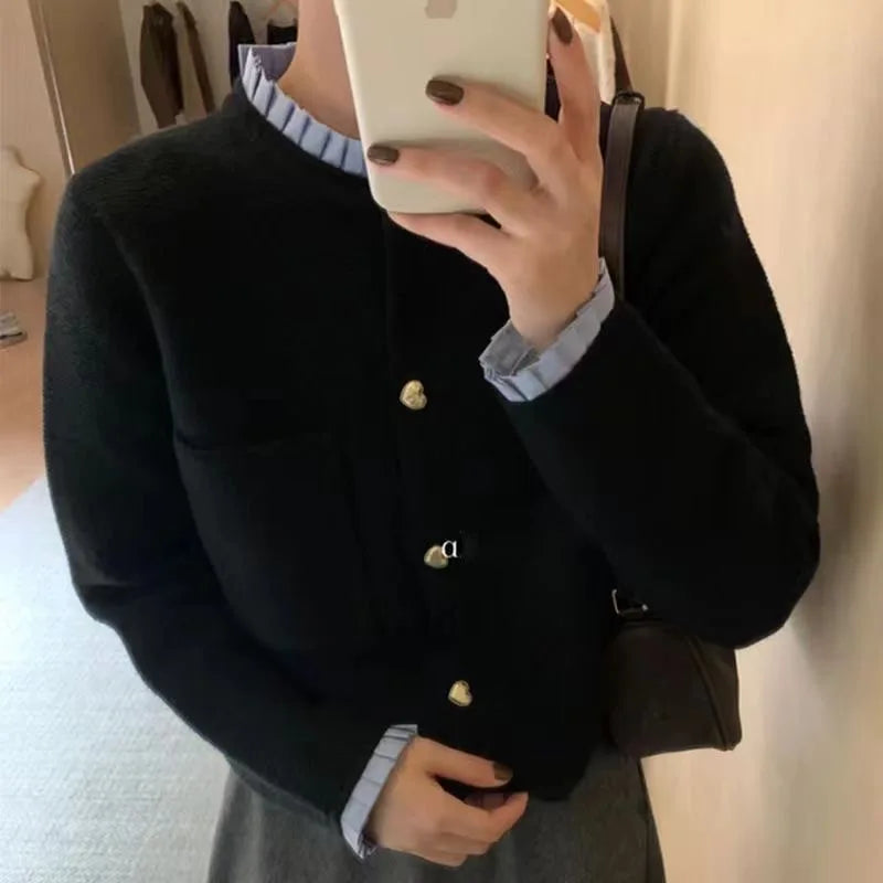 Elegant Knit Cardigan with Buttons – Cozy Chic Women’s Sweater
